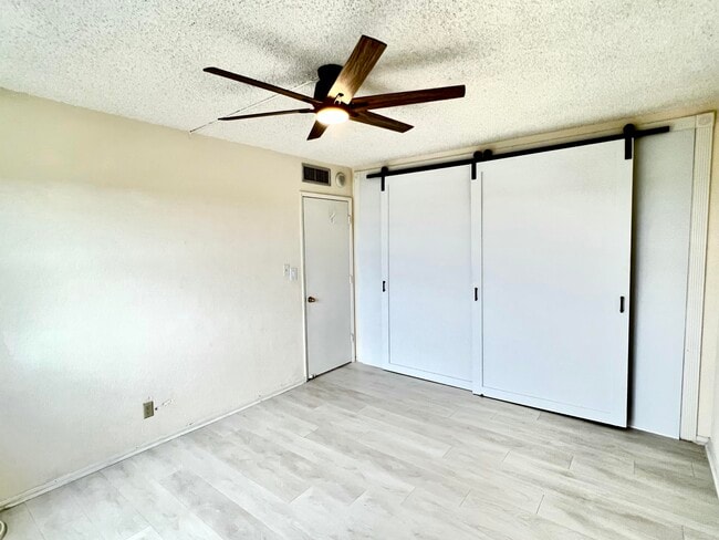 Building Photo - 1069 Hillsboro Mile