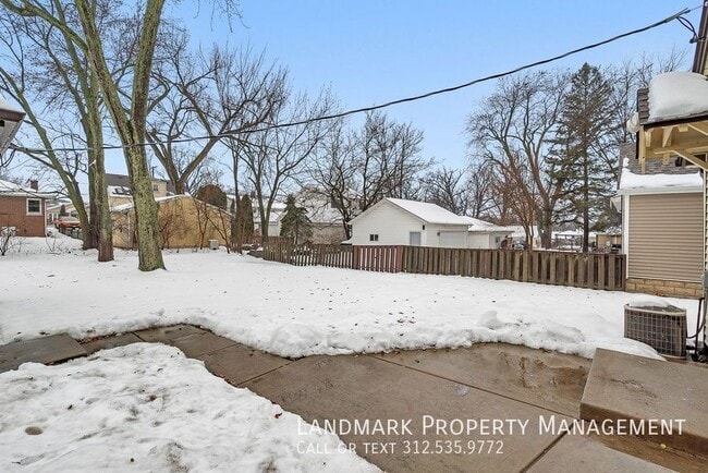 Building Photo - 6 E Eureka Dr