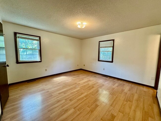 Building Photo - short term lease available