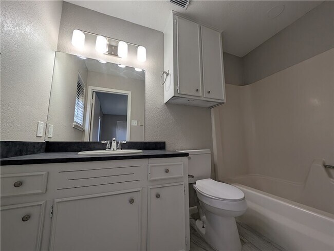 Building Photo - 6613 Rhine Dr