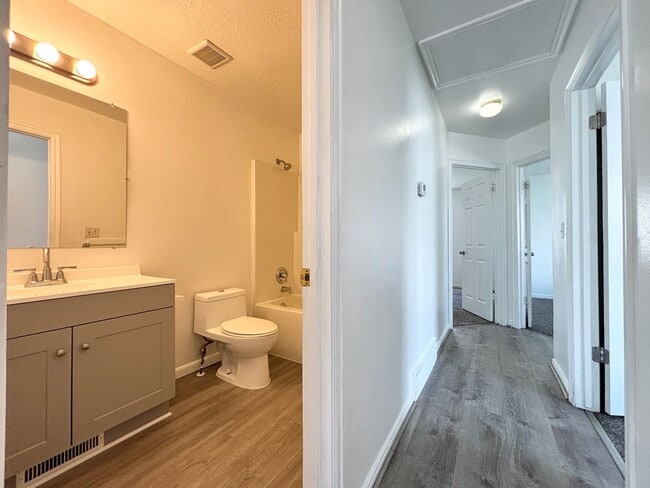 Building Photo - Bright & Spacious Rambler in Rose Park!