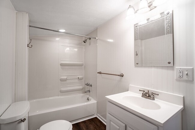 Building Photo - Luxury Home - South Side Flats