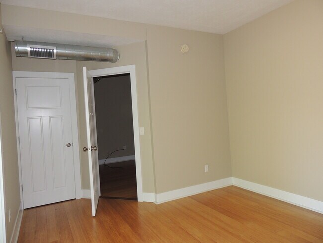 Building Photo - 933 E Front St