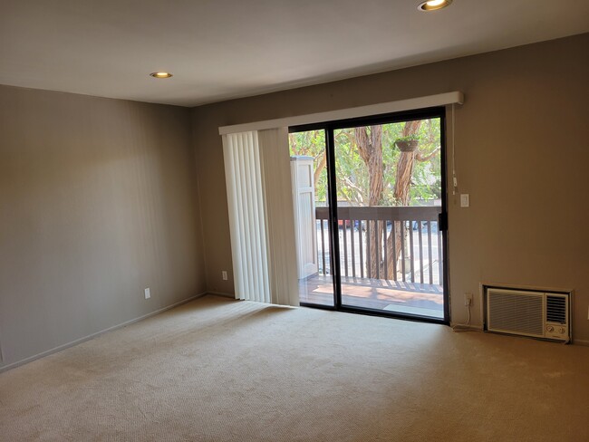 Spacious balcony - 22100 Burbank Blvd