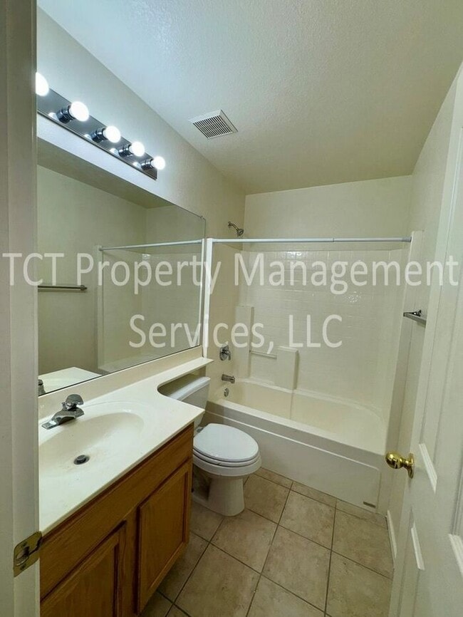 Building Photo - $500 off 1st full month's rent! Cute 3 Bedroom In Power Ranch!