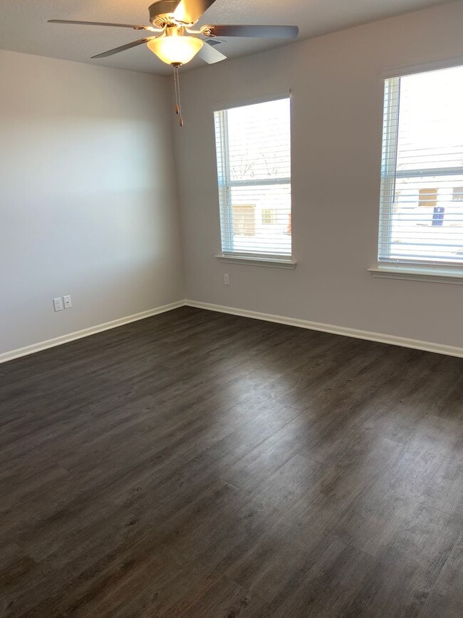 Building Photo - Now Preleasing! Comfortable Three Bedroom | Two and a Half Bath Home in Oak Woods