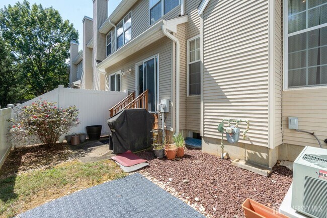 Building Photo - 802 Yarrow Cir
