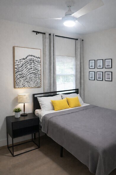 Building Photo - 801 E Knollwood St