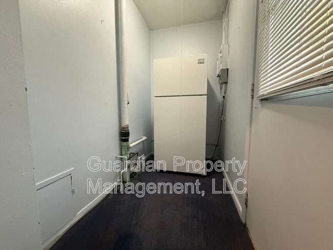 Building Photo - 5008 Valley Ln