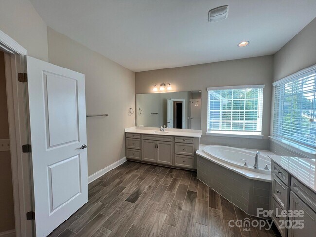 Building Photo - 15531 Laverack Ln