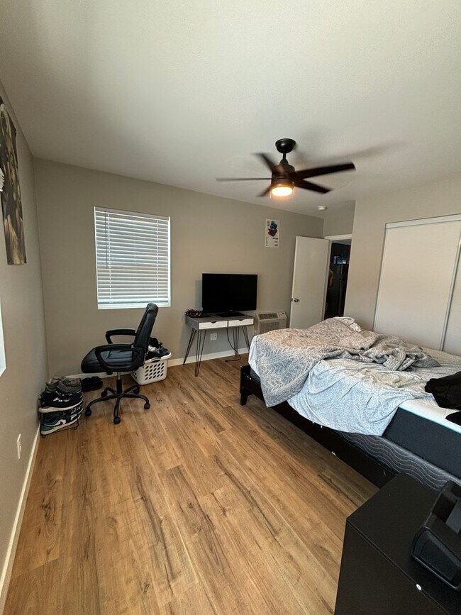 Building Photo - 4 bed 4 bath home - with personal AC in ea...