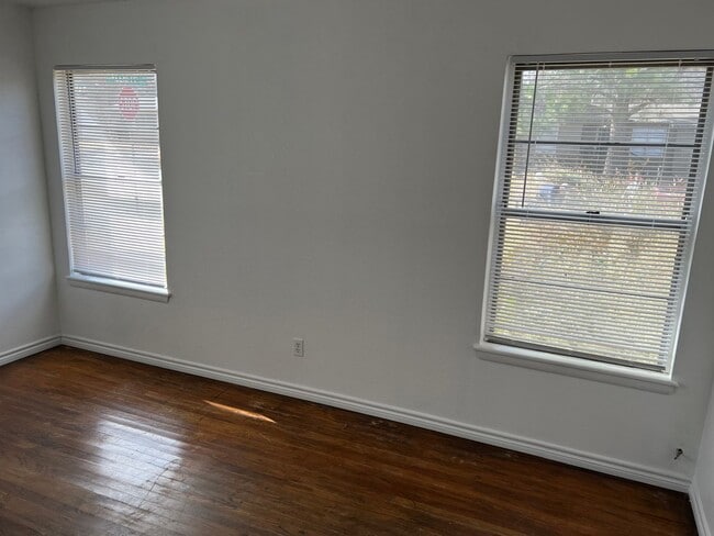 Building Photo - 1219 Knight St