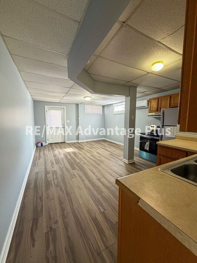 Building Photo - 400 S Main St