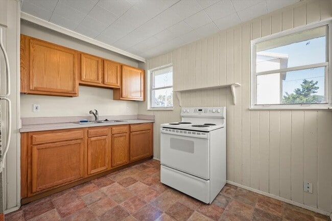 Building Photo - 725 5th Ave N