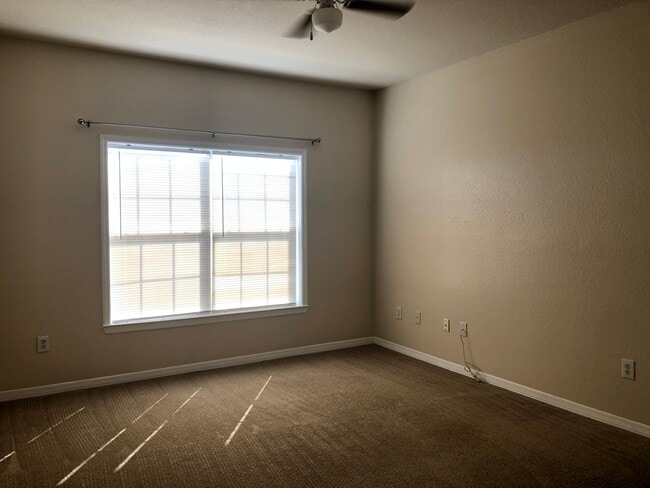 Building Photo - MOVE IN OCTOBER! 3rd floor 3BR/2BA Condo -...