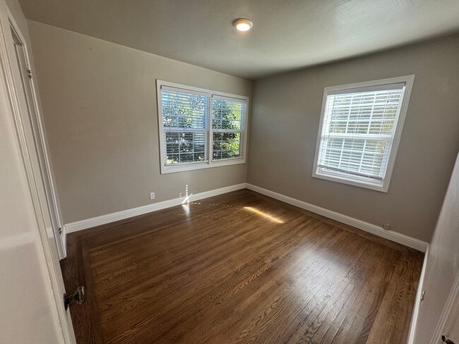Building Photo - 2 bedroom | 1 bathroom | Tahoe Park single...