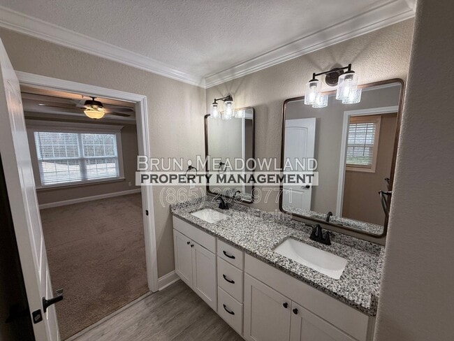 Building Photo - 3869 Doral Dr