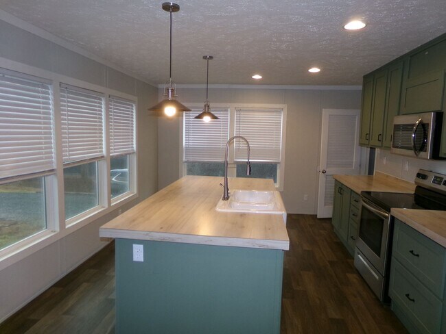 Building Photo - Country Living