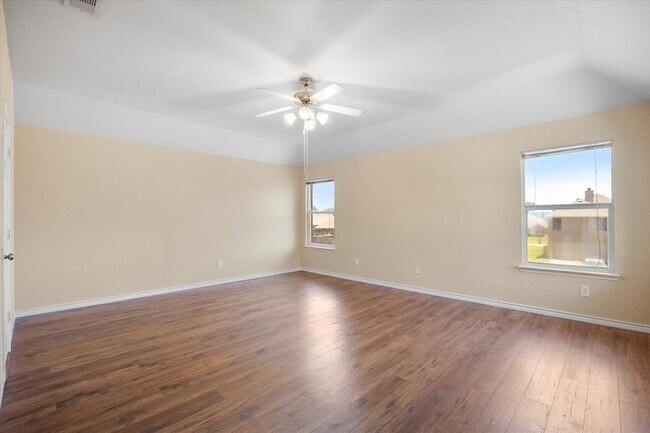 Building Photo - 1100 Camelot Dr
