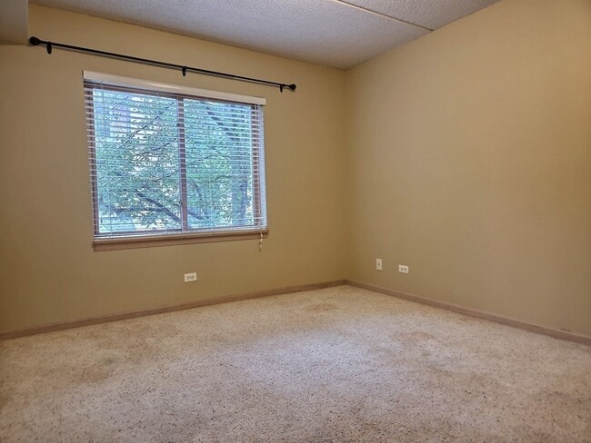 Building Photo - 8700 W Evelyn Ln