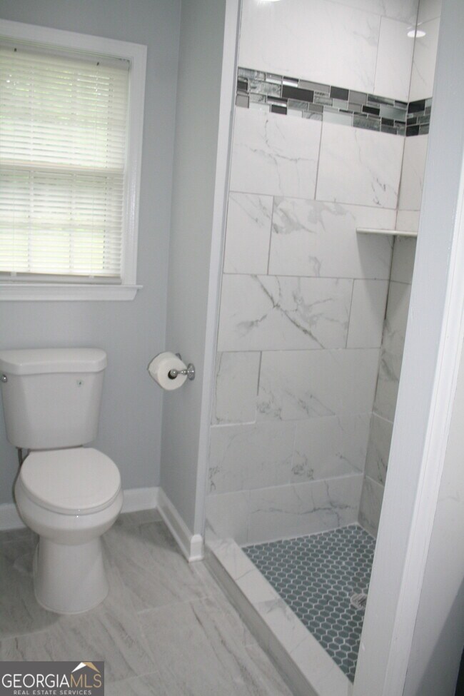 Building Photo - 2075 Pinewood Dr
