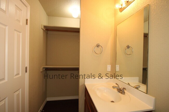 Building Photo - Spacious Duplex