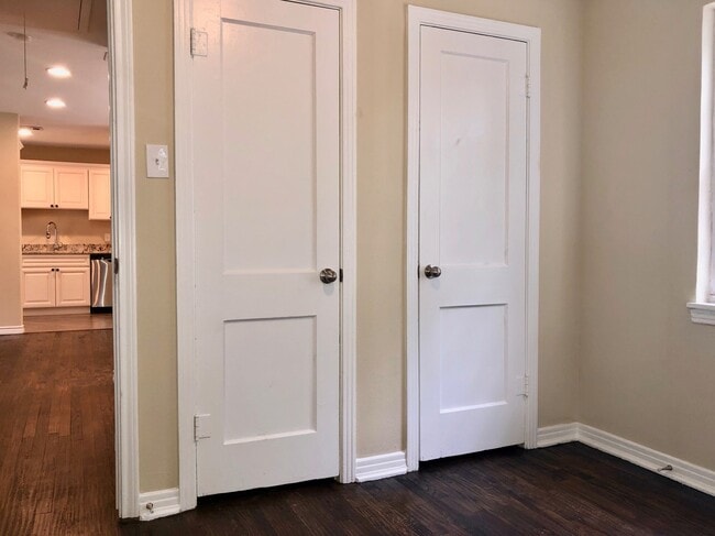 Building Photo - 2 Bedrooms - 1 Bathroom - LARGE Backyard!