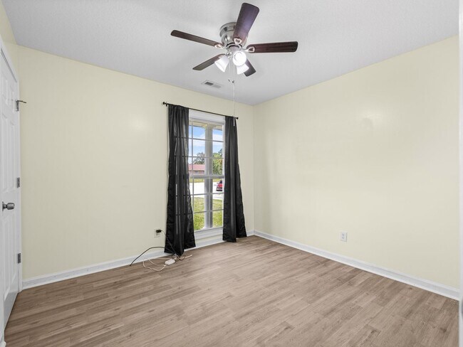Building Photo - 103 Oakwood Ct