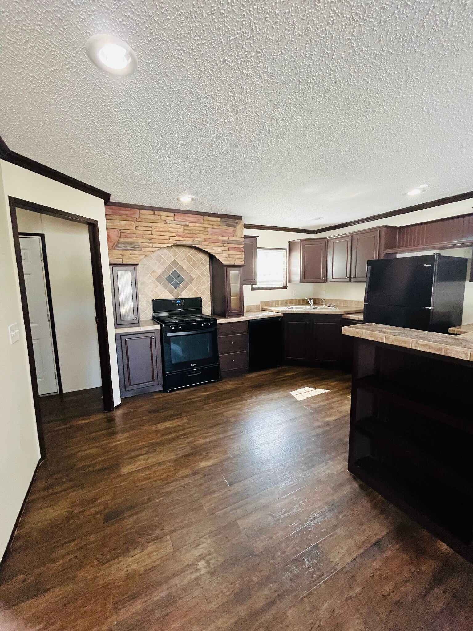 Building Photo - 15621 Pine Ridge Dr