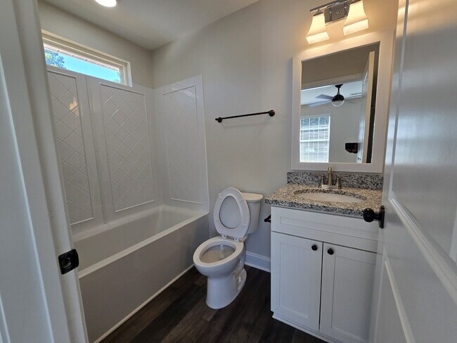 Building Photo - 2 Bedroom Townhomes Near Downtown Mebane for $1495