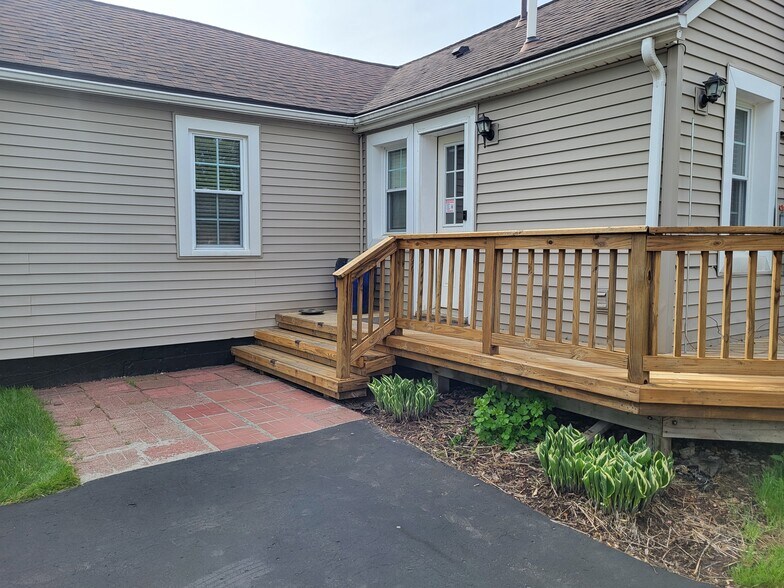 Parking / Entrance - 3804 Samuel Ave