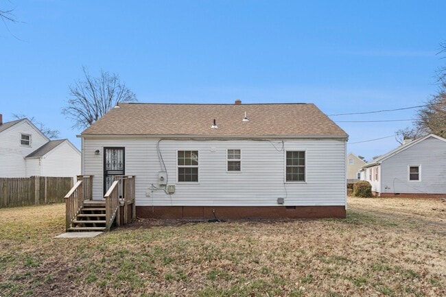 Building Photo - Christopher Shores