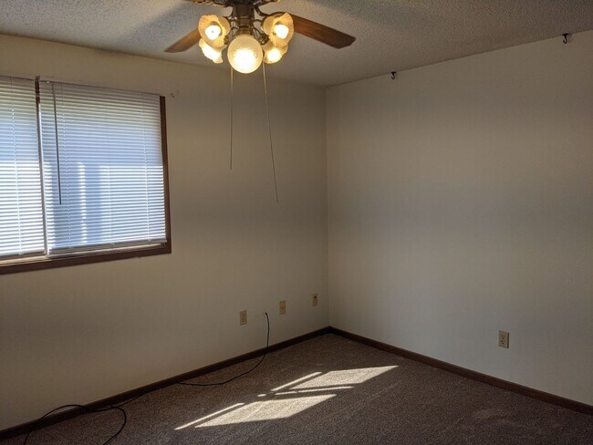 Building Photo - Quiet apartment along Westwinds