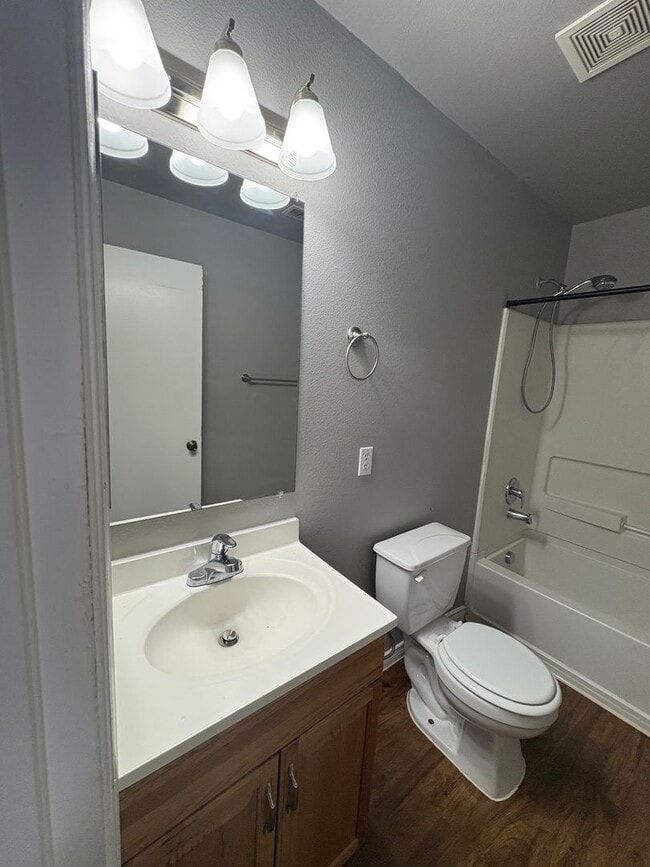 Building Photo - Newly Renovated Town-home