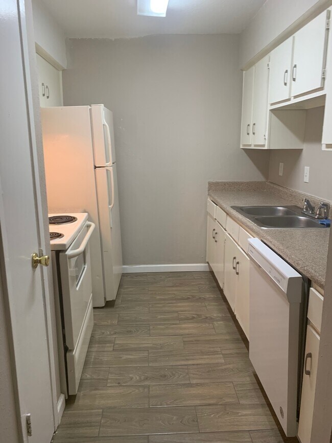 Building Photo - 1 Bed, 1 Bath condo