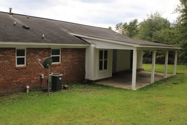 Building Photo - Charming 3BR/2BA Rental in Sand Ridge Neighbourhood