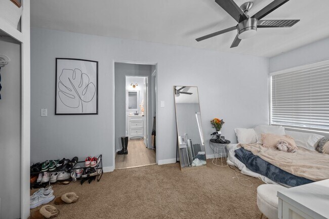 Building Photo - Large backyard - no back house!