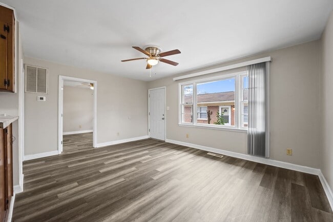 Building Photo - Welcome to Lakeview Park!