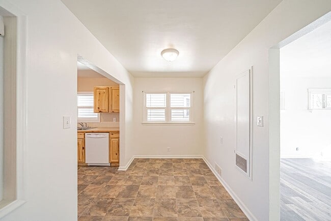 Building Photo - 3 bed 1 bath home recently renovated.