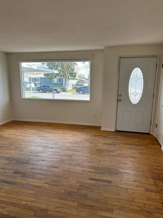 Building Photo - 3 Bedroom 1.5 Bathroom Home WSG Included! ...