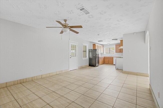 Building Photo - 501 Ladd St