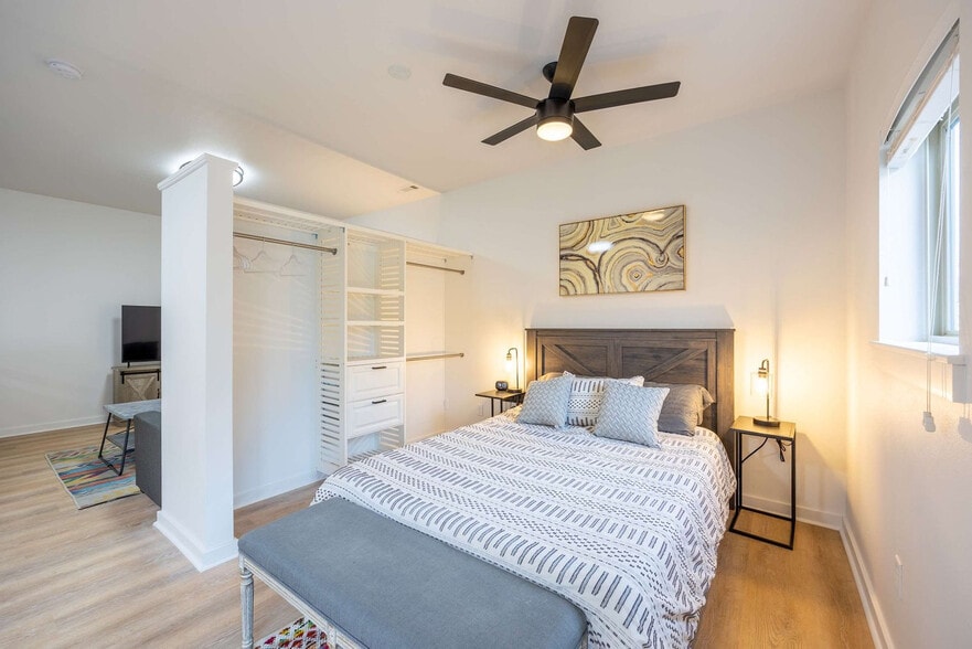 Building Photo - 512 SW B St