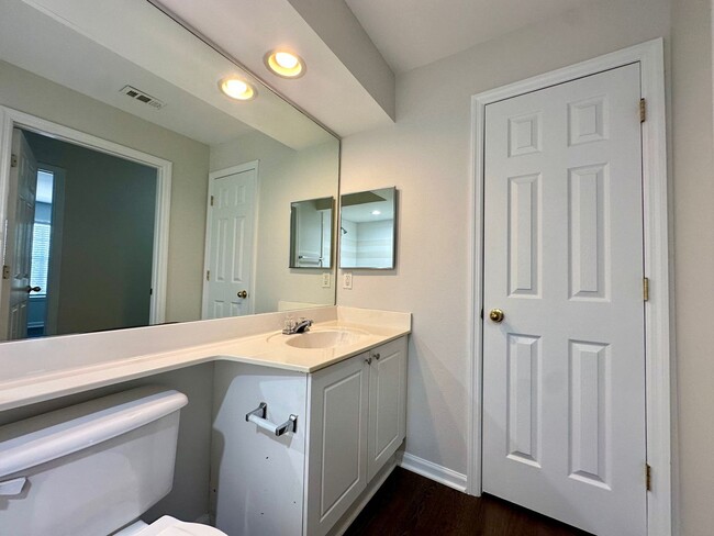 Building Photo - 2 Bed/2 Bath Condo, Gated security, Tons o...