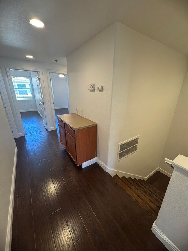 Building Photo - Spacious 2 Story Condo In Westlake Villas