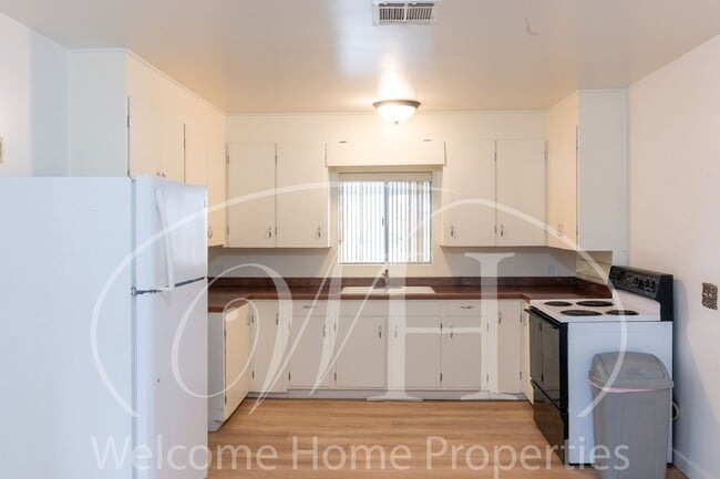 Building Photo - Comfortable 3-Bedroom Home with Fenced Yard and Attached Carport