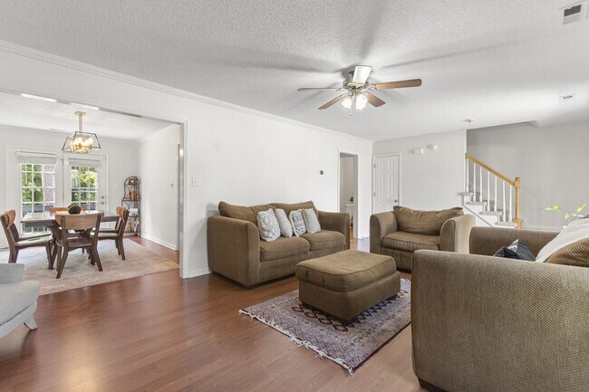 Building Photo - Inviting Jacksonville Home Near Shopping, Dining & Everyday Conveniences