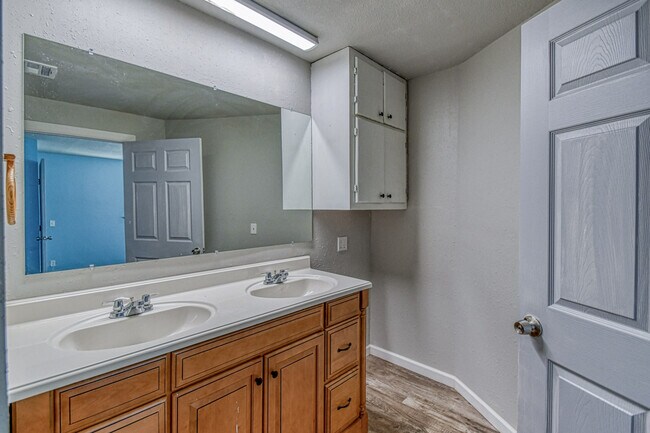 Building Photo - 1108 US Hwy 277