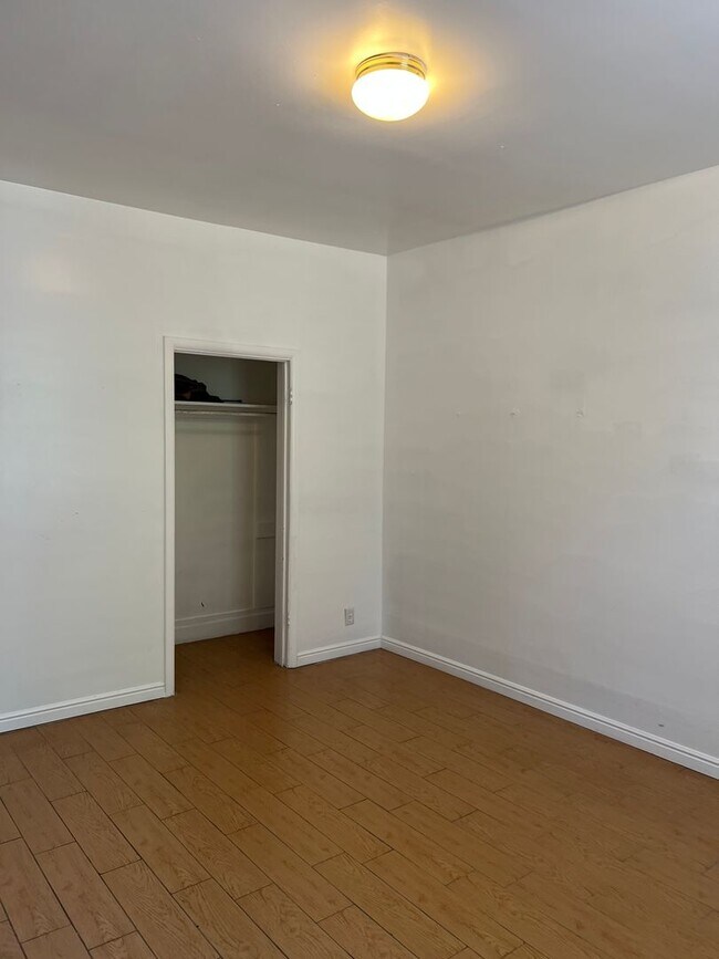 Building Photo - Good size private guy room in avenues !