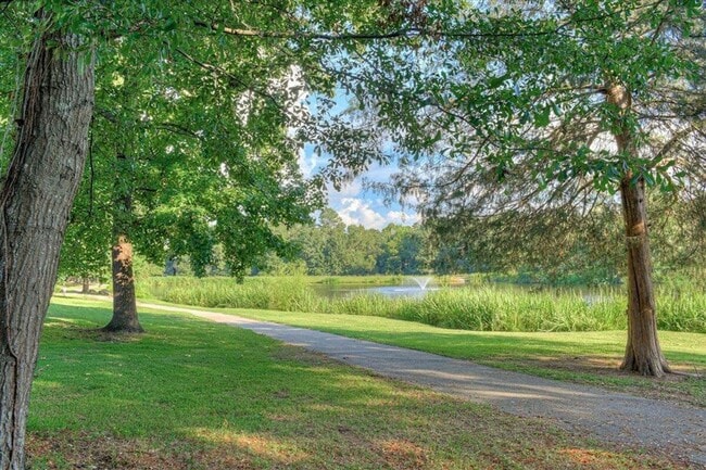 Building Photo - BEAUTIFUL WATERFRONT TOWNHOME