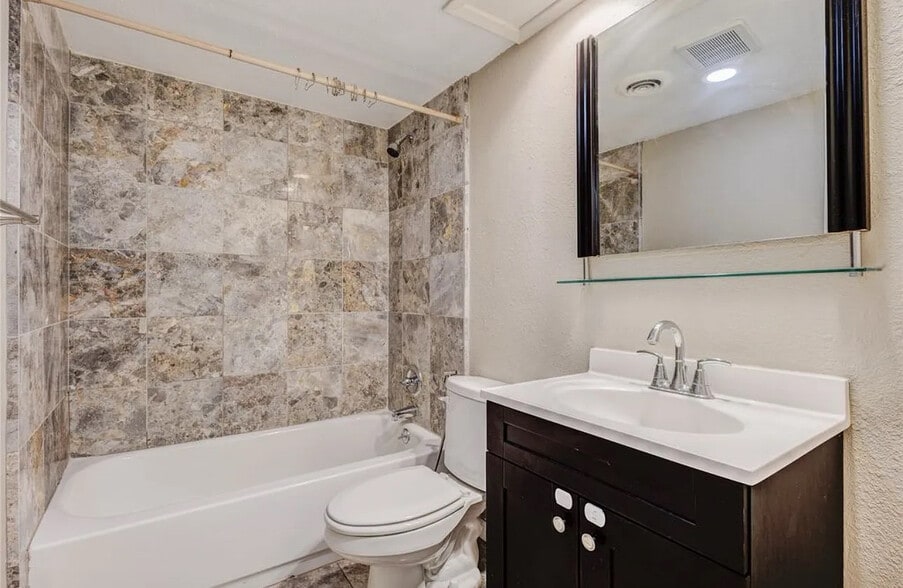Building Photo - Room in Condo on Fleetwood Oaks Ave